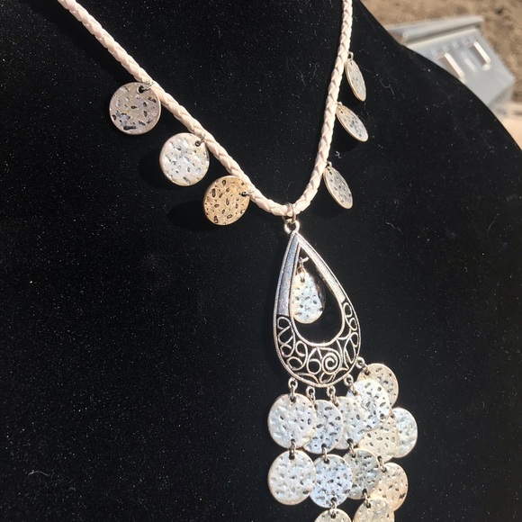 VINTAGE VEGAN SILVER TONE NECKLACE & EARRING SET - Picture 4 of 4